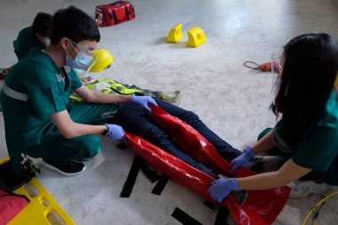 İş kazalarında yaralananlar için ilk yardım. Hastayı nakletmek için bacak vakum bandını duygu kaybı ya da normal hareket kaybı ve kol ve bacaklarda fonksiyon kaybı için kullanmak, ilk yardım eğitimi.