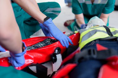 İş kazalarında yaralananlar için ilk yardım. Normal hareket kaybı ve kol ve bacaklarda fonksiyon kaybı için acil vakum bandı kullanın. Hastayı nakletmek için ilk yardım eğitimi