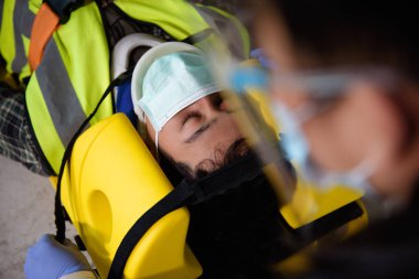 İş kazalarında yaralananlar için ilk yardım. İlk yardım ekipmanı desteğini, normal hareket kaybı ve kol ve bacaklardaki fonksiyon kaybı için kullanarak hastayı nakletmek için ilk yardım eğitimi.