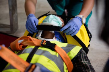 İş kazalarında yaralananlar için ilk yardım. İlk yardım ekipmanı desteğini, normal hareket kaybı ve kol ve bacaklardaki fonksiyon kaybı için kullanarak hastayı nakletmek için ilk yardım eğitimi.