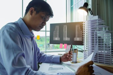 Mimarlar, onun masabaşındaki fikir kırtasiyesinden tasarım modelini tasarlayarak tasarım mimarisi üzerinde çalıştılar. Yapı yapısının mimarisinin başlangıç ve analizi.