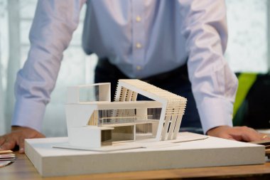 Mühendis ya da mimari tasarım, mimarlık ve yapı analizi, modern gişe modelliği yaparken modern gişe binaları. Ev modeline odaklan.