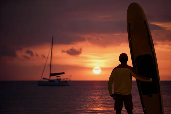 Silhouette Beach Lifeguard Standing Surf Beach While Looking Sunset View — Stockfoto