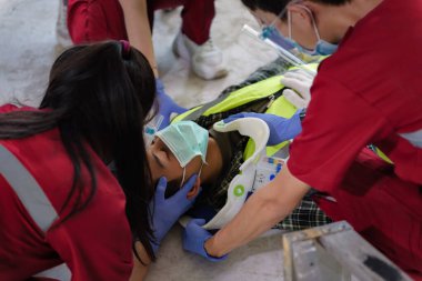 Kafa yaralanmaları için ilk yardım ve iş yerindeki tüm travma vakaları, duygu kaybı, kol ve bacaklarda fonksiyon kaybı, hastanın nakli için ilk yardım eğitimi dikkate alınıyor..