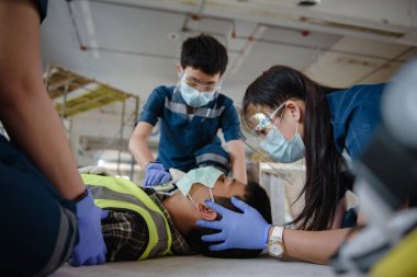 İşyerinde geçirilen kafa yaralanmaları, duygu kaybı, kol ve bacaklarda fonksiyon kaybı ve hastanın nakli için ilk yardım eğitimi için acil tıbbi yardım..