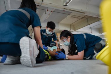 İşyerinde geçirilen kafa yaralanmaları, duygu kaybı, kol ve bacaklarda fonksiyon kaybı ve hastanın nakli için ilk yardım eğitimi için acil tıbbi yardım..