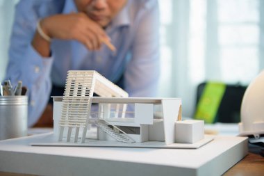 Mühendis ya da mimari tasarım. Masa başı ofisinde modellik yaparken mimarlık ve yapı modern gişe binaları inşa etmeyi düşünüyorum. Ev modeline odaklan. Kopyalama alanı olan pankart.