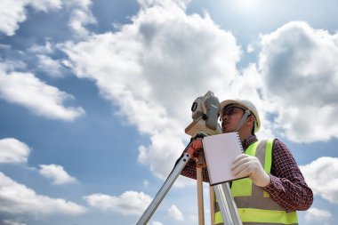 İnşaat Mimarlarının gökyüzü arka planına sahip uzaklık ölçümleri, yerleşim planları yapmak için açık havayı araştırmak arazi inşaatı çalışmalarının genel hatlarının grafiksel bir temsilidir.