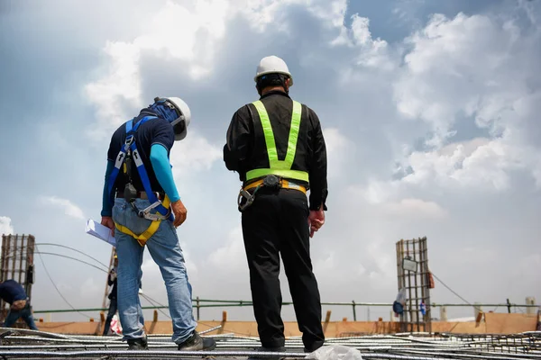 Ingénieurs Construction Avec Contremaître Faisant Pour Vérifier Inspecter Sur Dessus — Photo