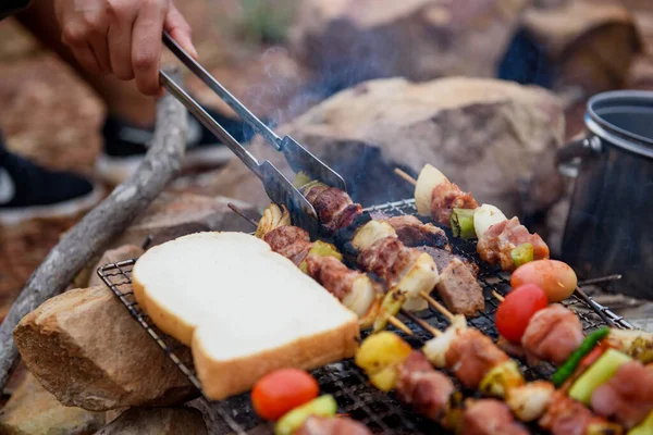 Fermer Barbecue Grillé Dans Camping Camp Été Voyage Brochettes Porc — Photo