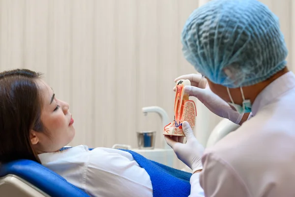 Asiatische Junge Frauen Erhalten Zahnärztliche Beratung Und Medizinische Behandlung Modernen — Stockfoto