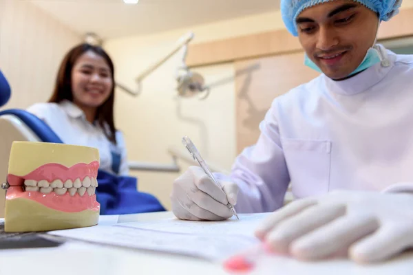Zahnarzt Schreibt Patientendaten Nach Behandlung Auf Schreibtisch Zahnarztpraxis — Stockfoto