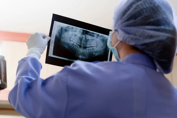Tandläkare Kvinna Som Håller För Att Visa Ortodontist Röntgenbild Tandläkarens — Stockfoto