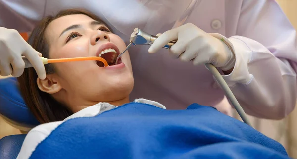 Tandläkare Behandling Tänder Hålighet Med Patient Medan Håller Luft Spruta — Stockfoto