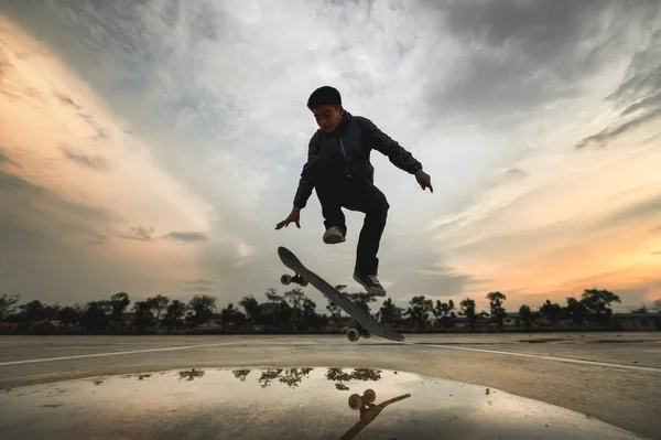 Asian Kids Jumping Tricks Ollie Enquanto Skateboarding Estacionamento Rua Durante — Fotografia de Stock