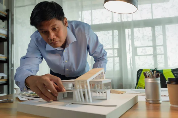 Arquiteto Designer Trabalhando Com Modelo Box House Moderno Enquanto Pensa — Fotografia de Stock