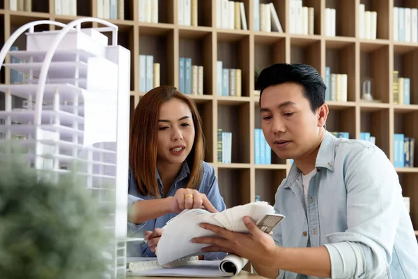 Meeting Together Construction Engineers Architect Woman Brainstorm Management Idea Find — Stockfoto