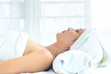 Temiz yüzlü genç Asyalı kadınlar yüz bakımına, yüz maskelerine ve yumuşak yumuşak ipek cilde güzellik tedavisine hazır olun. Güzellik cilt konsepti