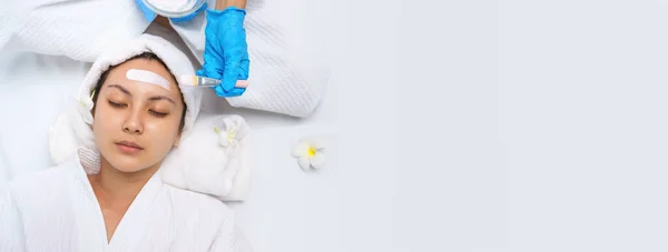 Las Mujeres Jóvenes Tumbadas Relajan Usando Cepillo Mascarilla Hidratan Piel — Foto de Stock