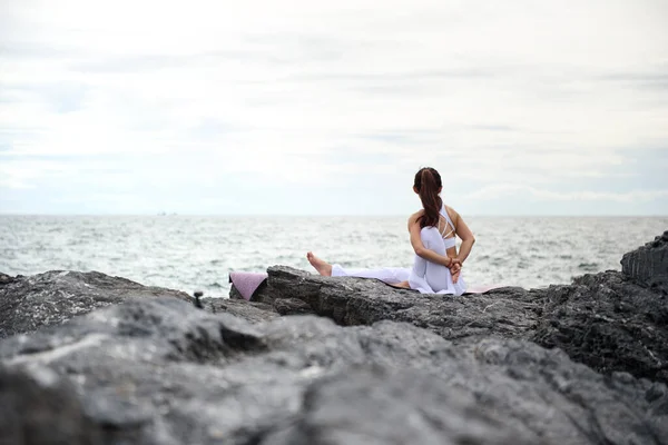 Mujer Joven Asiática Practicando Yoga Ejercicio Mientras Mira Hacia Mar — Foto de Stock
