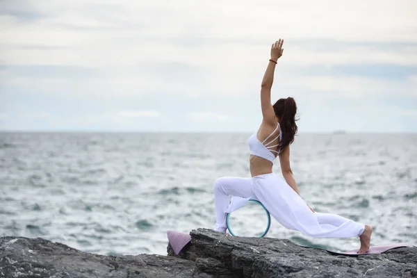Mujer Joven Ejercicio Yoga Naturaleza Cielo Vista Mar Posturas Fáciles — Foto de Stock