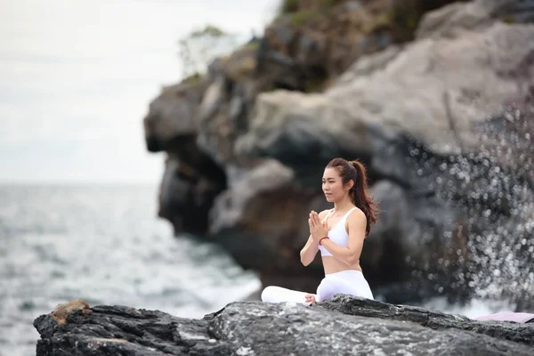 Mujer Joven Ejercicio Yoga Sentado Naturaleza Rocas Marinas Vistas Mar — Foto de Stock