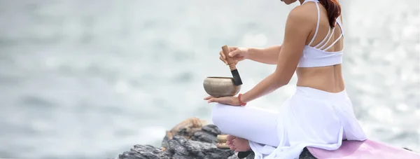 Mujer Joven Asiática Practicando Yoga Mientras Está Sentada Naturaleza Roca — Foto de Stock