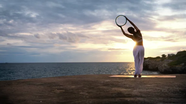 Mujer Joven Ejercicio Yoga Naturaleza Cielo Vista Mar Posturas Fáciles — Foto de Stock