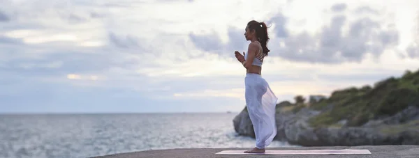 Mujer Joven Asiática Practicando Yoga Con Vista Mar Posturas Yoga — Foto de Stock