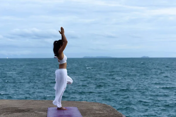 Mujer Joven Asiática Practicando Yoga Con Vista Mar Posturas Yoga — Foto de Stock