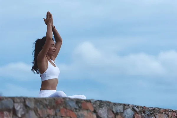 Mujer Joven Asiática Practicando Yoga Sentada Posición Loto Posturas Yoga — Foto de Stock