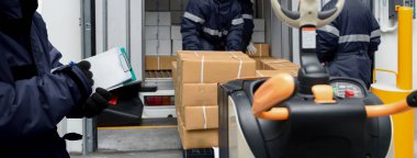 Soğuk hava deposunun yükleme alanından paket kutuları alınıyor. Dondurma odasına nakledilmeye hazır olun. Lojistik İş Konsepti Depolama Servisi Sancak boyutunda.