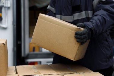 Soğuk hava deposunun yükleme alanından paket kutuları alınarak, İhracat-İthalat Lojistik İşletme Konseptinde Depo Depolama Sistemi Servisi, dondurucu odada depo transferine hazır olun.