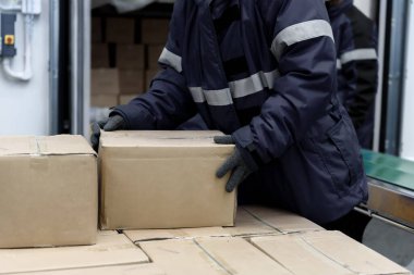 Soğuk hava deposunun yükleme alanından paket kutuları alınarak, İhracat-İthalat Lojistik İşletme Konseptinde Depo Depolama Sistemi Servisi, dondurucu odada depo transferine hazır olun.