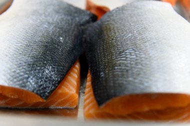 Soğuk oda fabrikasında kestikten ya da doğradıktan sonra taze somon filetosu. Yumuşak odaklı somon filetosuna odaklanan seçim.