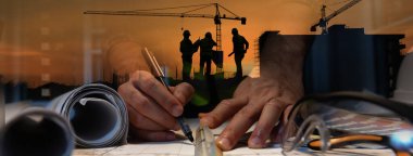 İnşaat alanındaki inşaat mühendisi siluetinin gece yarısı pankartta çalışan bina tasarımcısıyla iki kez görüntülenmesi