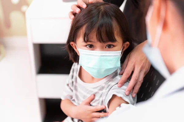 Asiatisches Kleines Mädchen Mit Gesichtsmaske Sieht Arzt Mit Spritze Subkutan — Stockfoto
