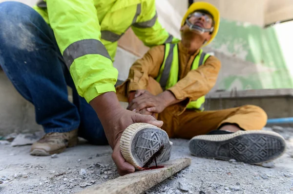 Trabalhador Construtor Tem Acidente Trabalho Seus Pés Pisaram Pregos Embutidos — Fotografia de Stock