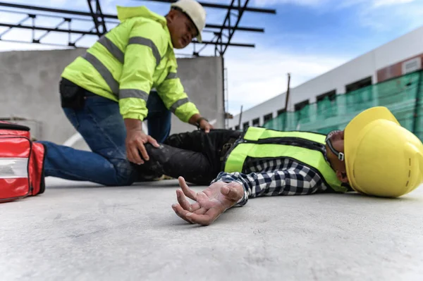 室外作业时身体中暑或中暑 建筑工地建筑工人的工伤事故 选择的重点是工人 急救基本概念 — 图库照片