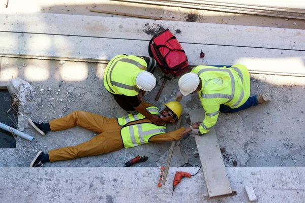 Controleer Respons Pols Levensreddende Reddende Methoden Arbeidsongeval Van Bouwvakker Bouwplaats — Stockfoto