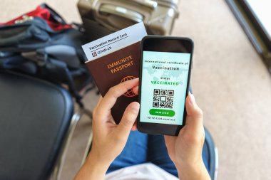 Hastalık dokunulmazlığı pasaportu, akıllı telefondan turist başvuruları havaalanında dokunulmazlık pasaportu ve covid-19 için aşı kaydı olan uluslararası bir sertifika göstermek için