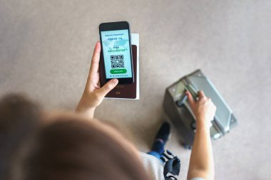 Sağlık pasaport sertifikası uygulaması, akıllı telefondan turistlerin Coronavirus covid-19 'un dijital Heath pasaport uygulamasında vatandaşlık pasaportu ile sertifikalı durumunu göstermek için uygulamaları kullanması.