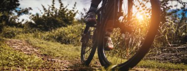 Dağ bisikletçiliği, MTB pistinde dağ bisikletiyle bisiklet sürme eğitimi, açık hava sporları eğlence ve sürmenin tadını çıkarmak. Atletin temel teknikleri. Arka teker saldırı yoluna odaklan