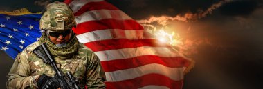 Amerikan ordusu askerleri savaş üniformalı Amerikan bayrağında altın sarısı güneş ışığı arka planında makineli tüfek taşıyor. Gaziler Günü, Vatanseverlik konsepti ve Bağımsızlık Günü, ID4.