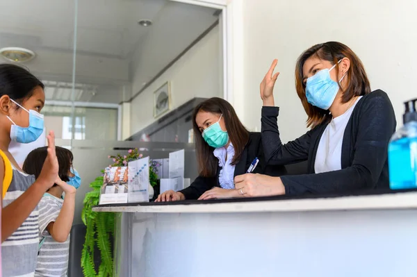 Kindergartenschülerin Hebt Ihre Hand Und Berichtet Über Persönliche Informationen Mit — Stockfoto