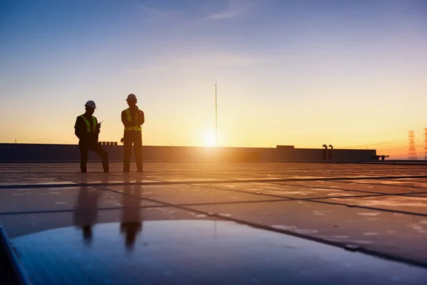 Teknisyen Ekibi Fabrika Çatısındaki Photovoltaik Hücre Panellerini Güneş Panellerinin Bakımını — Stok fotoğraf