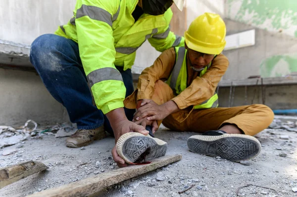 Trabalhador Construtor Tem Acidente Trabalho Seus Pés Pisaram Pregos Embutidos — Fotografia de Stock