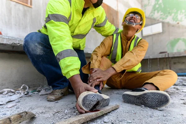 Trabalhador Construtor Tem Acidente Trabalho Seus Pés Pisaram Pregos Embutidos — Fotografia de Stock