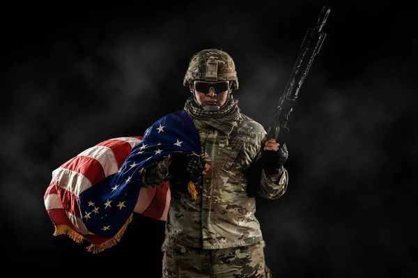 Amerikai Katona Harci Egyenruhában Vállon Fogva Nemzeti Zászlót Füstbe Ment — Stock Fotó