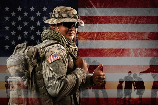 身穿战斗服 背着背包的美国士兵 加倍暴露在美国国旗和家庭幸福感的轮廓中 老兵节 爱国者概念 独立日 Id4 — 图库照片